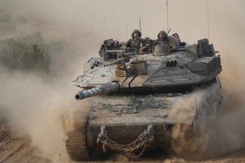 Xe tăng của lực lượng Israel di chuyển ở phía nam Dải Gaza ngày 26-2 - Ảnh: REUTERS Xe tăng của lực lượng Israel di chuyển ở phía nam Dải Gaza ngày 26-2 - Ảnh: REUTERS