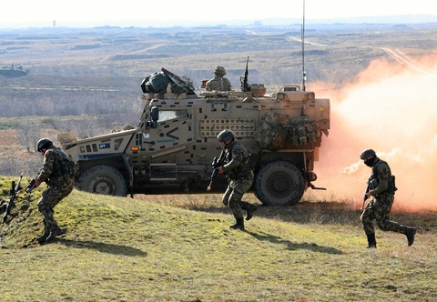 Các binh lính tham gia cuộc tập trận của NATO ở Drawsko Pomorskie, Ba Lan, ngày 26-2 - Ảnh: REUTERS Các binh lính tham gia cuộc tập trận của NATO ở Drawsko Pomorskie, Ba Lan, ngày 26-2 - Ảnh: REUTERS