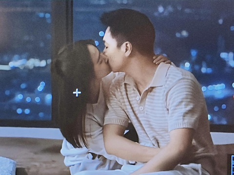 Khán giả đòi 'đẩy thuyền' với Mạnh Trường, Huyền Lizzie nói gì?- Ảnh 3. Màn "khóa môi" ngọt ngào của Mạnh Trường và Huyền Lizzie làm khán giả phấn khích