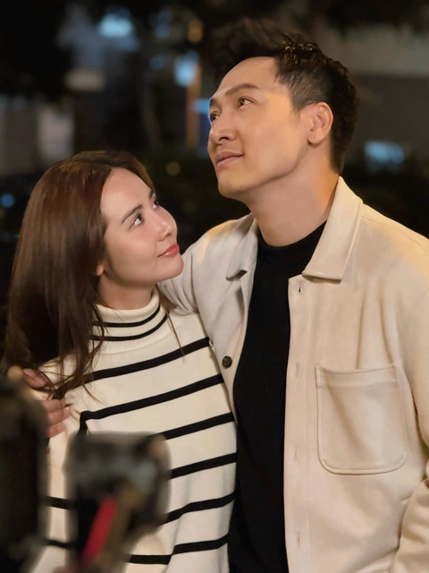 Khán giả đòi 'đẩy thuyền' với Mạnh Trường, Huyền Lizzie nói gì?- Ảnh 1. Mạnh Trường và Huyền Lizzie được khen ngợi là cặp đôi đẹp của màn ảnh
