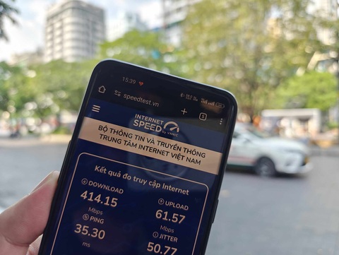 Tốc độ mạng 5G tại phố đi bộ Nguyễn Huệ, quận 1, TP.HCM đo được lên đến hơn 400 Mbps - Ảnh: ĐỨC THIỆN Tốc độ mạng 5G tại phố đi bộ Nguyễn Huệ, quận 1, TP.HCM đo được lên đến hơn 400 Mbps - Ảnh: ĐỨC THIỆN