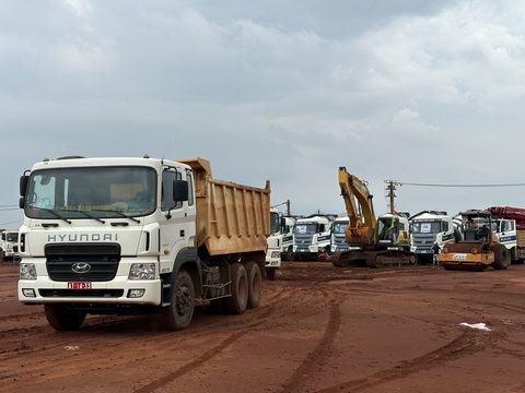 Chủ đầu tư sân bay Long Thành lên tiếng về nhà ga kết hợp đường sắt ngầm- Ảnh 1. Xe tải nhộn nhịp ở công trình xây dựng nhà ga hành khách sân bay Long Thành - Ảnh: CÔNG TRUNG