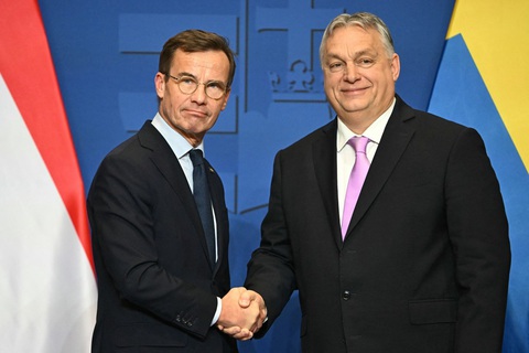 Hungary gật đầu sau khi Thủ tướng Thụy Điển Ulf Kristersson (trái) đến Budapest và gặp người đồng cấp Viktor Orban ngày 23-2 - Ảnh: AFP Hungary gật đầu sau khi Thủ tướng Thụy Điển Ulf Kristersson (trái) đến Budapest và gặp người đồng cấp Viktor Orban ngày 23-2 - Ảnh: AFP