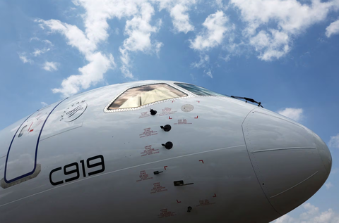 Trung Quốc đưa máy bay C919 đến 5 nước Đông Nam Á để quảng bá- Ảnh 1. Máy bay C919 tại triển lãm Singapore Airshow 2024 - Ảnh: REUTERS