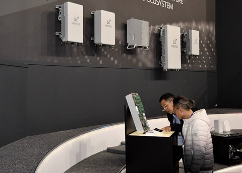 Khách tham quan chip 5G DFE và RFIC tại gian hàng Viettel tại MWC 2024 Khách tham quan chip 5G DFE và RFIC tại gian hàng Viettel tại MWC 2024