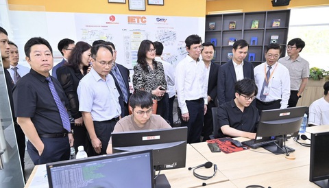 Ông lớn Siemens sẽ đào tạo nhân lực vi mạch bán dẫn ở Việt Nam- Ảnh 2. Trong khuôn khổ lễ ký kết hợp tác, đoàn đã tham quan Trung tâm Điện tử và Vi mạch bán dẫn (ESC) - mô hình hợp tác giữa SHTP Training và Công ty cổ phần Giáo dục quốc tế Sun Edu - Ảnh: SHTP