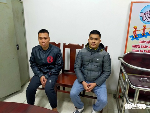 Lời khai ban đầu của 2 thanh niên tạt đầu ô tô, đánh người trên vành đai 2- Ảnh 2. Hai nam thanh niên tại cơ quan công an - Ảnh: H.Q.