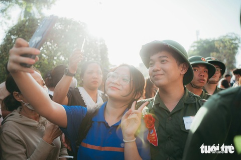 Tuổi trẻ TP.HCM háo hức tòng quân- Ảnh 7. Đỗ Quan Chuẩn chụp hình lưu niệm cùng người nhà trước khi lên đường nhập ngũ - Ảnh: THANH HIỆP