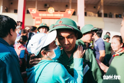 Tuổi trẻ TP.HCM háo hức tòng quân- Ảnh 10. Cố gắng lên con nhé! - Ảnh: THANH HIỆP