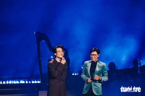 Tuấn Ngọc song ca cùng Hà Anh Tuấn hai ca khúc Xin lỗi và Tôi vẫn đợi em nơi hẹn cũ - Ảnh: MAI THƯƠNG Tuấn Ngọc song ca cùng Hà Anh Tuấn hai ca khúc Xin lỗi và Tôi vẫn đợi em nơi hẹn cũ - Ảnh: MAI THƯƠNG