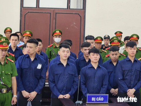 Hoãn phiên tòa vụ bắn nhau trước quán karaoke XO- Ảnh 1. Các bị cáo tại phiên tòa xét xử sơ thẩm - Ảnh: HOÀI THƯƠNG