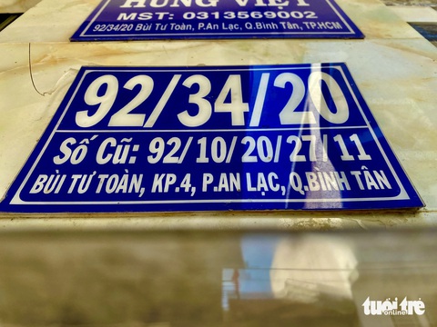 Chủ nhà cũng không nhớ nổi số nhà của mình- Ảnh 5. Một địa chỉ nhà tại đường Bùi Tư Toàn, phường An Lạc, quận Bình Tân có số nhà mới và cụ nằm liền kề nhau rất tối rắm - Ảnh: TIẾN QUỐC
