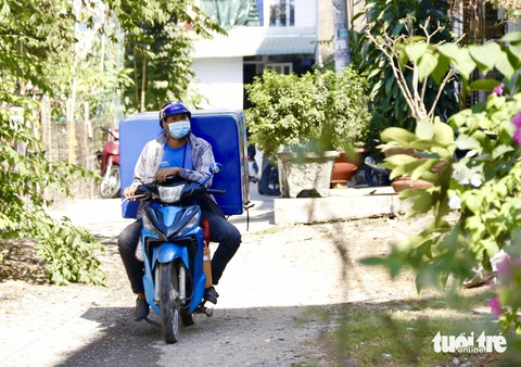 Chủ nhà cũng không nhớ nổi số nhà của mình- Ảnh 7. Một người giao hàng lọ mọ