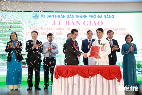 Đà Nẵng có trung tâm phẫu thuật thần kinh, ghép tạng gần 1.000 tỉ đồng- Ảnh 1. Lễ bàn giao diễn ra ngày 27-2 - Ảnh: ĐOÀN NHẠN