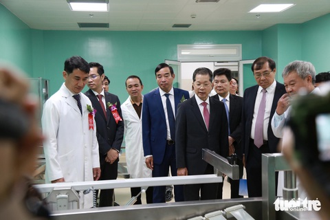 Đà Nẵng có trung tâm phẫu thuật thần kinh, ghép tạng gần 1.000 tỉ đồng- Ảnh 2. Lãnh đạo Đà Nẵng tham quan Trung tâm Phẫu thuật thần kinh, chấn thương, bỏng tạo hình - Ảnh: ĐOÀN NHẠN