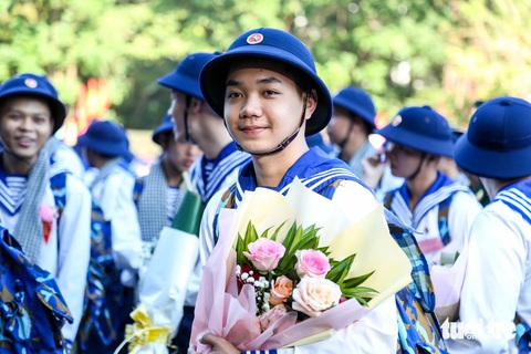 Tuổi trẻ TP.HCM háo hức tòng quân- Ảnh 1. Các tân binh trước giờ lên đường tòng quân - Ảnh: PHƯƠNG QUYÊN