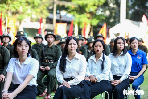 Tuổi trẻ TP.HCM háo hức tòng quân- Ảnh 3. Những bóng hồng tình nguyện nhập ngũ năm 2024 - Ảnh: PHƯƠNG QUYÊN