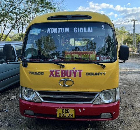 Xử phạt tài xế xe buýt có nồng độ cồn do uống từ đêm trước- Ảnh 1. Chiếc xe buýt có tài xế vi phạm nồng độ cồn vừa bị cảnh sát giao thông tạm giữ - Ảnh: C.A.
