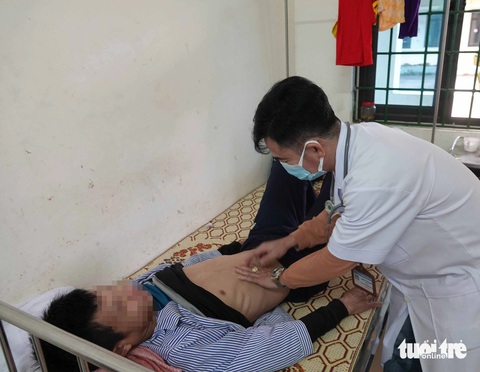 Bác sĩ 30 năm làm việc ở chuyên khoa tâm thần kể chuyện bị bệnh nhân hành hung- Ảnh 1. Bác sĩ Nguyễn Tiến Hùng thăm khám bệnh nhân - Ảnh: LÊ MINH