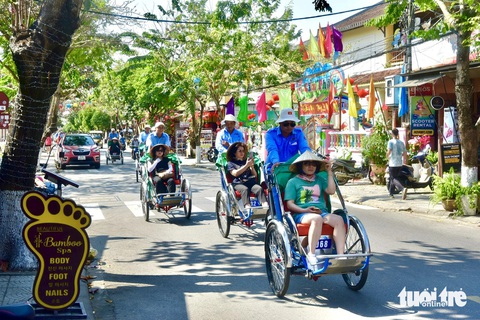 Khách Trung Quốc tìm kiếm về du lịch Việt Nam tăng vọt- Ảnh 1. Khách du lịch ở Hội An (Quảng Nam) dịp Tết Giáp Thìn - Ảnh: T.T.D.
