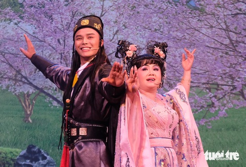 Tú Sương - Võ Minh Lâm đang là đôi bạn diễn được khán giả cải lương rất yêu thích - Ảnh: LINH ĐOAN Tú Sương - Võ Minh Lâm đang là đôi bạn diễn được khán giả cải lương rất yêu thích - Ảnh: LINH ĐOAN