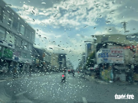 TP.HCM có mưa giải nhiệt sau hơn 20 ngày nắng như đổ lửa- Ảnh 2. Cơn mưa chỉ mang tính chất giải nhiệt - Ảnh: V.S.