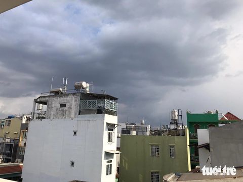 TP.HCM có mưa giải nhiệt sau hơn 20 ngày nắng như đổ lửa- Ảnh 6. Mây đen vẫn đang kéo về, dự báo có thể mưa xuất hiện ở nhiều nơi của TP.HCM - Ảnh: Q.K.