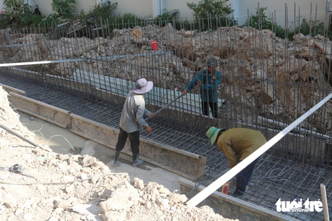 3 bệnh viện đa khoa Hóc Môn, Thủ Đức, Củ Chi sẽ hoạt động năm 2024 đang ra sao?- Ảnh 5. Các công nhân đang gấp rút hoàn thành các công trình phụ tại Bệnh viện Đa khoa khu vực Thủ Đức - Ảnh: TRÚC QUYÊN