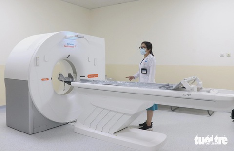 3 bệnh viện đa khoa Hóc Môn, Thủ Đức, Củ Chi sẽ hoạt động năm 2024 đang ra sao?- Ảnh 8. Bệnh viện Đa khoa khu vực Hóc Môn đã trang bị được máy CT-Scan mới, sau thời gian không có máy này, phải chuyển bệnh nhân sang bệnh viện lân cận chụp chiếu - Ảnh: XUÂN MAI