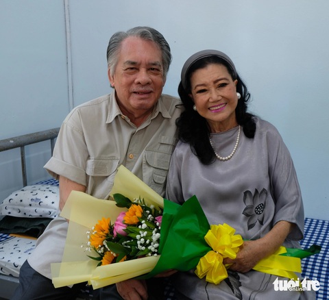 Hội ngộ với chị hai Kim Cương, nghệ sĩ Huỳnh Thanh Trà được sống lại ký ức vui vẻ ngày còn đi hát - Ảnh: LINH ĐOAN Hội ngộ với chị hai Kim Cương, nghệ sĩ Huỳnh Thanh Trà được sống lại ký ức vui vẻ ngày còn đi hát - Ảnh: LINH ĐOAN