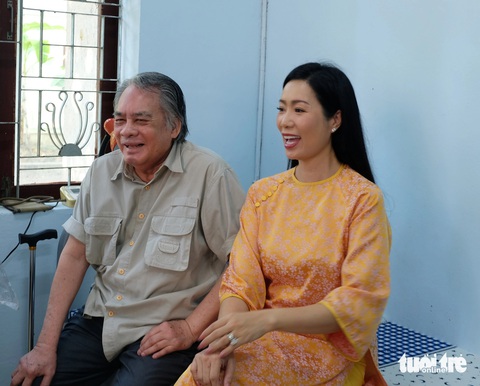 Nghệ sĩ Kim Cương nói chuyện rất hài hước nên nghệ sĩ Huỳnh Thanh Trà và Trịnh Kim Chi ngồi nghe chỉ có cười... mỏi miệng! - Ảnh: LINH ĐOAN Nghệ sĩ Kim Cương nói chuyện rất hài hước nên nghệ sĩ Huỳnh Thanh Trà và Trịnh Kim Chi ngồi nghe chỉ có cười... mỏi miệng! - Ảnh: LINH ĐOAN