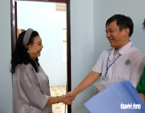 Kim Cương gặp gỡ bác sĩ ở Trung tâm dưỡng lão Thị Nghè và Kim Cương gặp gỡ bác sĩ ở Trung tâm dưỡng lão Thị Nghè và