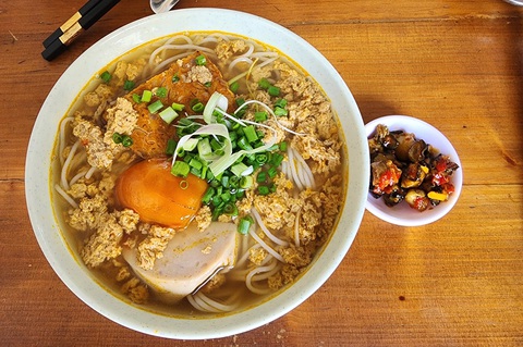 Riêu cua biển mang lại hương vị độc đáo cho tô bún ở quán - Ảnh: NHÃ XUÂN Riêu cua biển mang lại hương vị độc đáo cho tô bún ở quán - Ảnh: NHÃ XUÂN