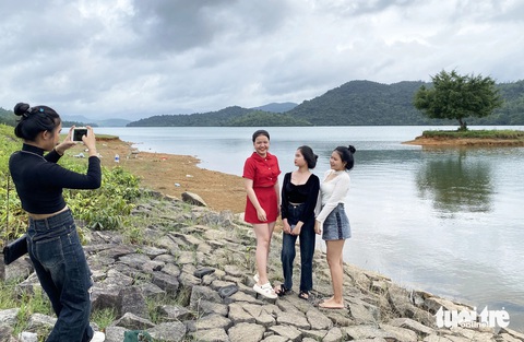 Có gì ở cây 'cô đơn Bạn trẻ đổ xô đến check-in bên cây cô đơn - Ảnh: LÊ TRUNG