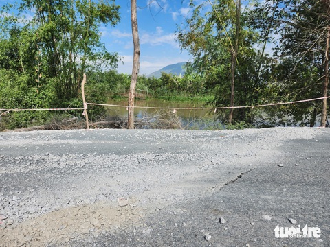 Đường 945 mới toanh, chưa nghiệm thu đã sạt lở 40m- Ảnh 2. Cận cảnh mặt đường tỉnh 945 bị nứt rồi trượt xuống kênh Tri Tôn - Ảnh: BỬU ĐẤU