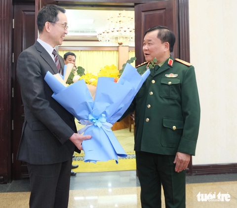 Sĩ quan Nhật có thể sang học tại Học viện Quốc phòng và Học viện Khoa học quân sự Việt Nam- Ảnh 1. Thượng tướng Hoàng Xuân Chiến - thứ trưởng Bộ Quốc phòng Việt Nam đón ông Serizawa Kiyoshi - thứ trưởng Bộ Quốc phòng Nhật Bản - sang dự Đối thoại chính sách quốc phòng Việt Nam - Nhật Bản lần thứ 10 - Ảnh: HÀ THANH