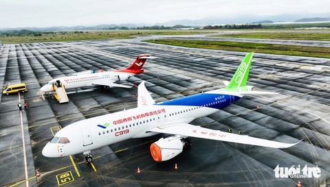 Xem nội thất máy bay Trung Quốc đang kỳ vọng cạnh tranh với Boeing, Airbus- Ảnh 1. Cặp máy bay dân dụng C919 và ARJ21 của Tập đoàn Comac, Trung Quốc lần đầu tiên "trình làng" ở Việt Nam tại sân bay quốc tế Vân Đồn ngày 27-2 - Ảnh: T.DƯƠNG
