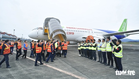 Xem nội thất máy bay Trung Quốc đang kỳ vọng cạnh tranh với Boeing, Airbus- Ảnh 3. Ngày 27-2, các khách mời triển lãm đã tham quan bên trong dòng máy bay dân dụng do doanh nghiệp Trung Quốc tự thiết kế, chế tạo - Ảnh: T.DƯƠNG