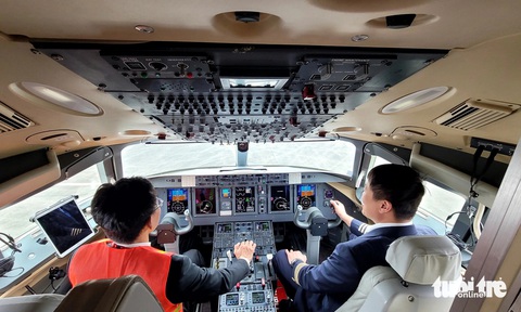 Xem nội thất máy bay Trung Quốc đang kỳ vọng cạnh tranh với Boeing, Airbus- Ảnh 4. Khu vực buồng lái của chiếc C919 - Ảnh: T.DƯƠNG