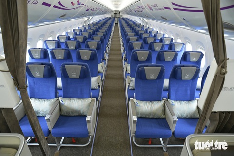 Xem nội thất máy bay Trung Quốc đang kỳ vọng cạnh tranh với Boeing, Airbus- Ảnh 5. Khoang phổ thông của chiếc máy bay C919, loại máy bay này của Trung Quốc có tối đa 192 chỗ ngồi và được kỳ vọng có thể cạnh tranh với những "ông lớn" Boeing và Airbus - Ảnh: T.DƯƠNG