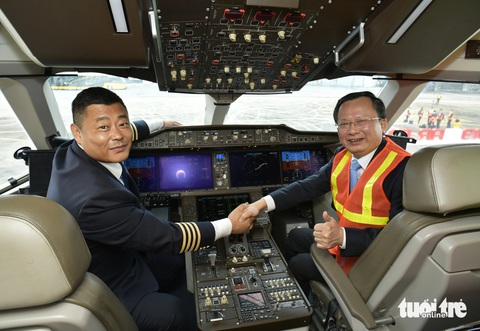 Xem nội thất máy bay Trung Quốc đang kỳ vọng cạnh tranh với Boeing, Airbus- Ảnh 7. Ông Cao Tường Huy - chủ tịch UBND tỉnh Quảng Ninh (bên phải) - bên trong khoang lái máy bay của Trung Quốc - Ảnh: T.DƯƠNG