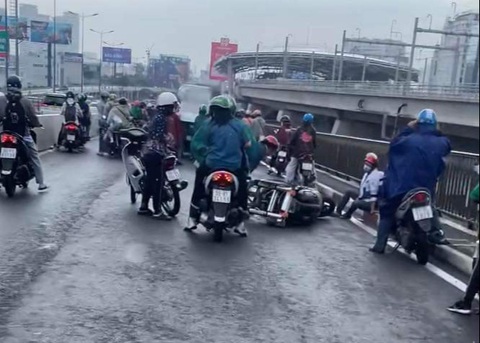 Nhiều người té ngã trên cầu Sài Gòn sau cơn mưa 'giải nhiệt'- Ảnh 1. Nhiều người đi đường té ngã trên cầu Sài Gòn sau cơn mưa giải nhiệt - Ảnh: TÚ NGUYỄN