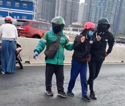 Nhiều người té ngã trên cầu Sài Gòn sau cơn mưa 'giải nhiệt'- Ảnh 2. Một cô gái bị sây sát sau khi té ngã trên cầu do đường trơn trượt - Ảnh: TÚ NGUYỄN