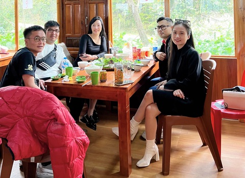 Đón Tết ở Sa Pa, vương vấn mãi nơi đất trời gặp gỡ- Ảnh 5. Cùng ngắm cảnh đẹp và thưởng thức món ngon bên bạn bè - Ảnh tác giả cung cấp