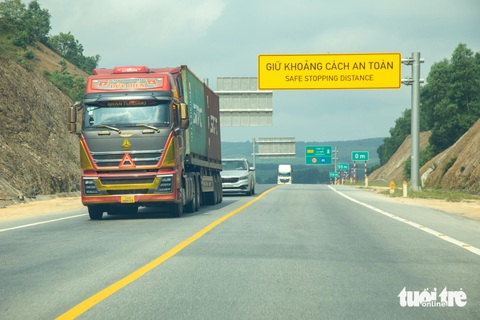 Đề xuất thêm biển báo 'răn đe' trên cao tốc Cam Lộ - La Sơn- Ảnh 1. Lực lượng chức năng sẽ bố trí thêm nhiều biển báo trên cao tốc Cam Lộ - La Sơn - Ảnh: HOÀNG TÁO