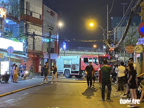 Cháy lớn cửa hàng bán đồ gỗ trên đường Cộng Hòa, quận Tân Bình- Ảnh 5. Lực lượng chức năng phong tỏa hiện trường - Ảnh: TIẾN QUỐC