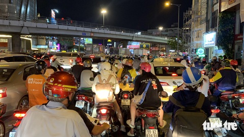 Cháy lớn cửa hàng bán đồ gỗ trên đường Cộng Hòa, quận Tân Bình- Ảnh 6. Vụ cháy khiến khu vực kẹt xe nghiêm trọng - Ảnh: PHƯƠNG NHI