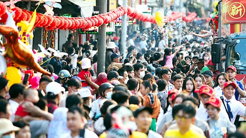 Lễ hội miễn phí, văn minh, không rác- Ảnh 1. Lễ hội rằm tháng giêng chùa Bà Thiên Hậu tại trung tâm TP Thủ Dầu Một (Bình Dương) tổ chức chu đáo thu hút hàng ngàn người dân tham gia - Ảnh: PHƯƠNG QUYÊN
