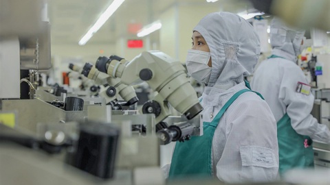 Tăng tốc tuyển lao động điện, điện tử, chip bán dẫn- Ảnh 1. Công nhân kỹ thuật làm việc tại nhà máy Công ty TNHH Hana Micron Vina (Bắc Giang) - Ảnh: DANH LAM