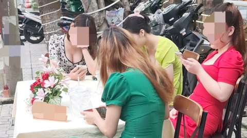 Đào nhậu - Những cô gái mua vui cuộc say - Kỳ 5: Vực thẳm tàn tạ kinh hoàng của đào nhậu- Ảnh 1. Thời ế ẩm, nhiều quán nhậu cho các cô đào nhậu ngồi ngay cửa để câu khách - Ảnh: M.T.